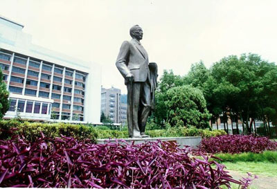 statue of Zhu Kezhen